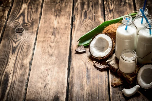 Hindistan cevizi sütü şişelerde.