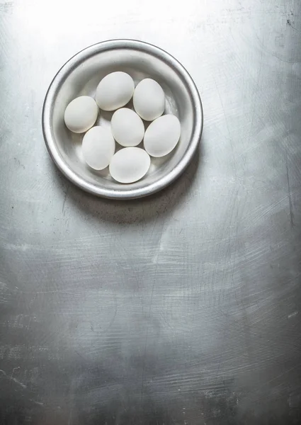 Ovos brancos em uma tigela . — Fotografia de Stock