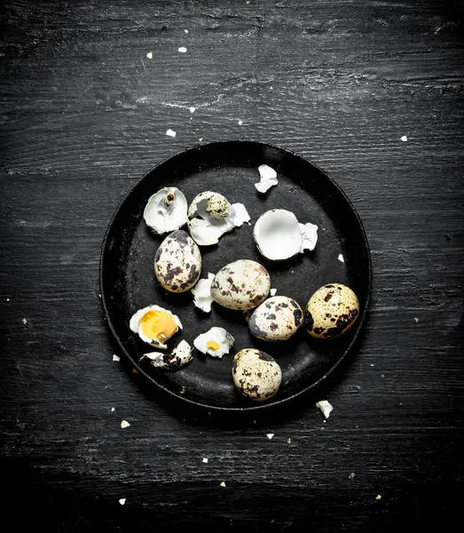 Перепелиные яйца в старой тарелке . — стоковое фото