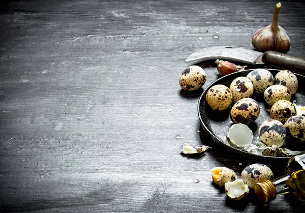 Перепелиные яйца с оливковым маслом и чесноком . — стоковое фото
