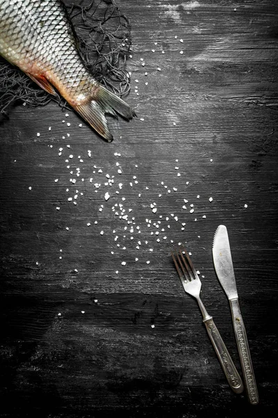 Roher Fisch mit Messer und Gabel. — Stockfoto