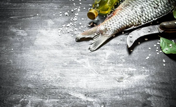 Fiska med en gamla förskärare och olivolja. — Stockfoto