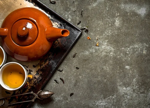 Té fragante elaborado en una tetera . — Foto de Stock