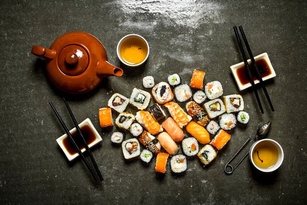 Los panecillos y el sushi con té de hierbas . — Foto de Stock