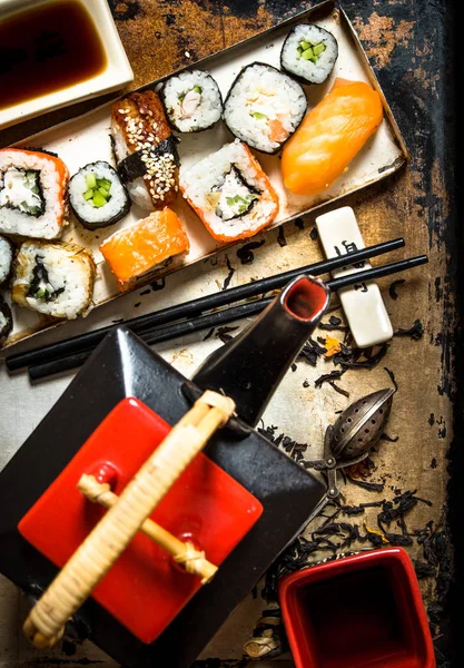 Té de hierbas con rollos y sushi  . — Foto de Stock
