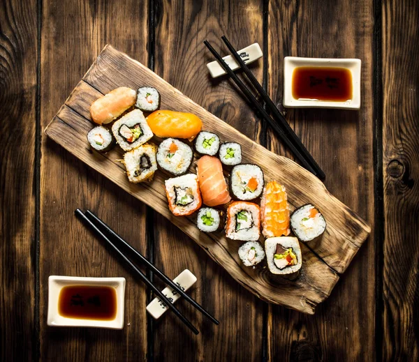 Sushi y rollos de mariscos con salsa de soja . — Foto de Stock