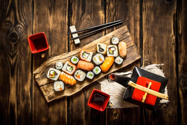 Los rollos de sushi y el té de hierbas . — Foto de Stock