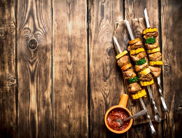 Kebab shish de carne e legumes com o molho . — Fotografia de Stock