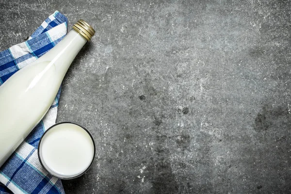 O leite na garrafa e o copo . — Fotografia de Stock
