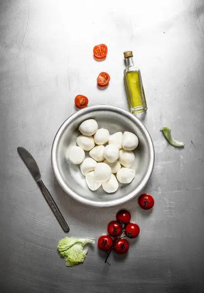 Mozzarella com tomates e azeite . — Fotografia de Stock