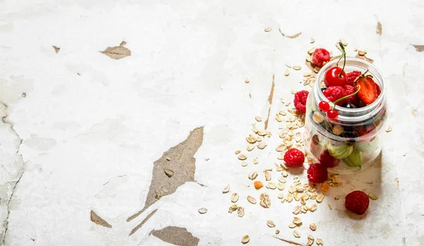 Comida de fitness. Bagas silvestres maduras com a aveia . — Fotografia de Stock