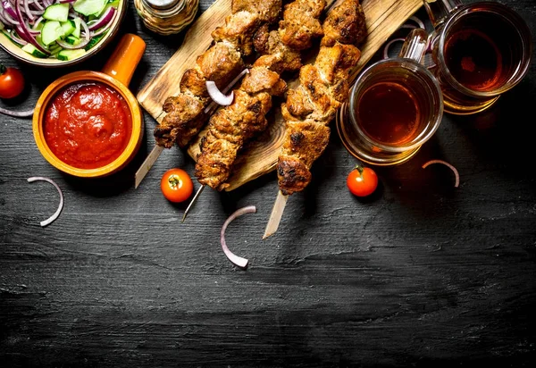 Kebab caliente con una cerveza fría . Fotos de stock libres de derechos