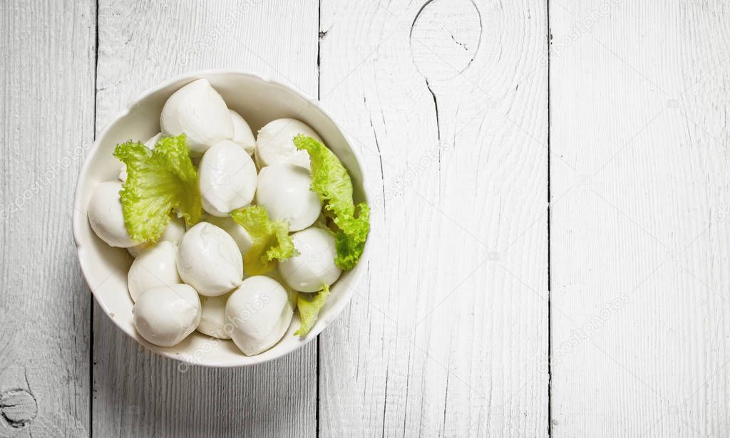 Mozzarella with lettuce.