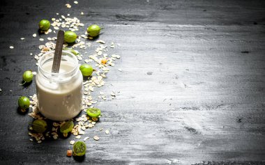 Fitness gıda. Süt krem ve bektaşi ile müsli.