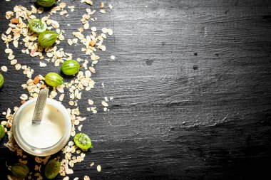 Fitness gıda. Süt krem ve bektaşi ile müsli.