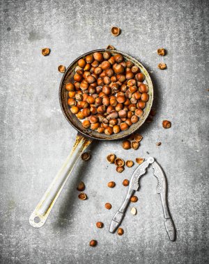 Fındık ve eski tavada Fındıkkıran.