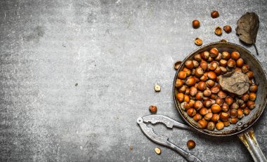 Eski bir tavada fındık.