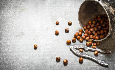 Eski tencerede fındık.