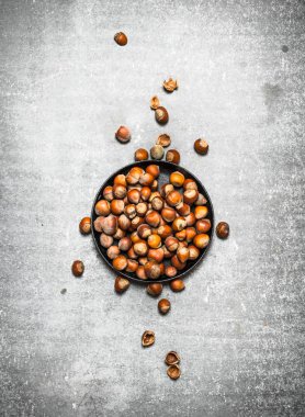 Eski bir tavada fındık.