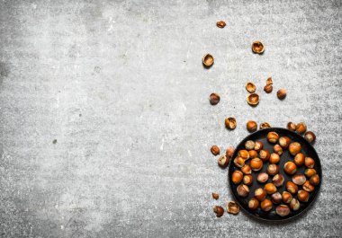 Eski bir tavada fındık.