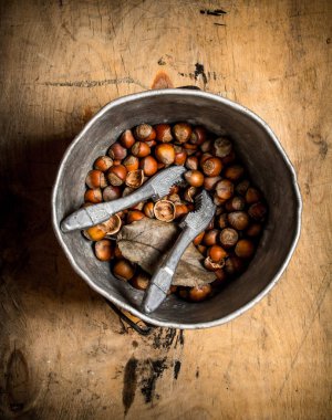 Eski tencerede fındık.