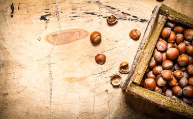 bir sepet içinde fındık.