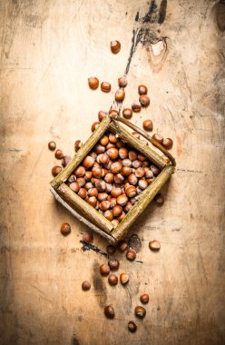 bir sepet içinde fındık.