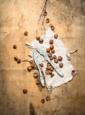 Fındıkkıran ve kabuk ile fındık.