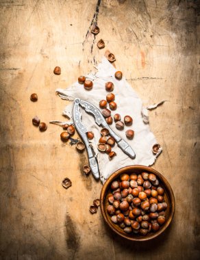 Fındıkkıran ve kabuk ile fındık.