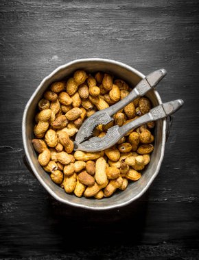 Fıstık ile eski tencerede Fındıkkıran.