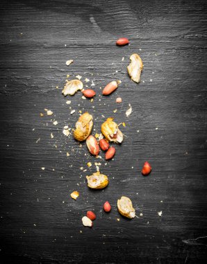 Kabuklu fıstık kabuğu ile.