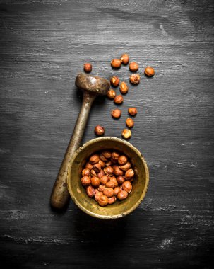 Bir eski harç ve havaneli Kabuklu Fındık.