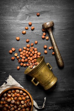 Bir eski harç ve havaneli Kabuklu Fındık.