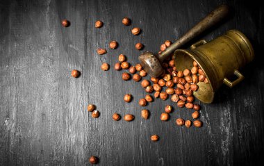 Bir eski harç ve havaneli Kabuklu Fındık.