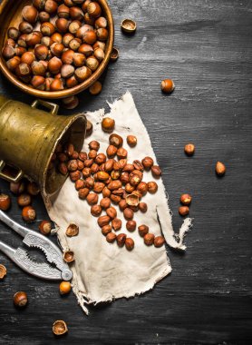 Fındıkkıran ve harç eski kumaş ile kabuklu fındık.