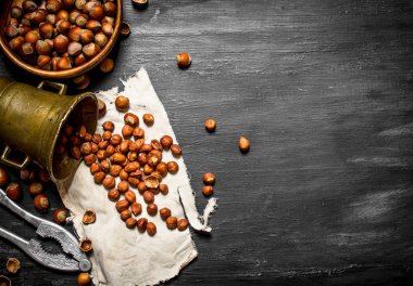 Fındıkkıran ve harç eski kumaş ile kabuklu fındık.