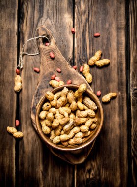 Tahta kasede yer fıstığı .