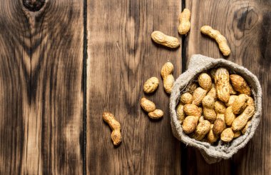 Yaşlı kadın fıstık.