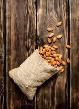 Eski bir çanta içinde badem.