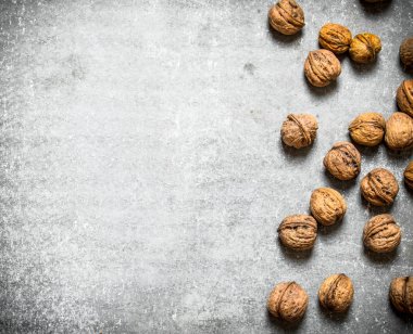 tablo üzerinde ceviz .