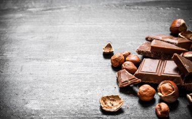 Çikolata fındık ile dilim.