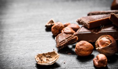 Çikolata fındık ile dilim.