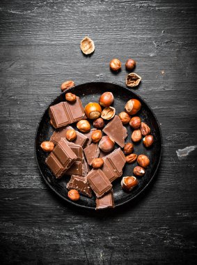 Eski tabakta Fındıklı çikolata parçaları.