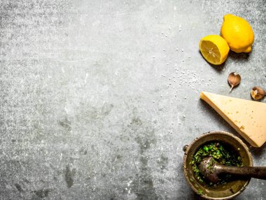 pesto için malzemeler.