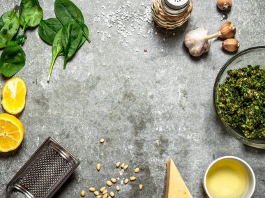 İtalyan pesto için farklı malzemeler.