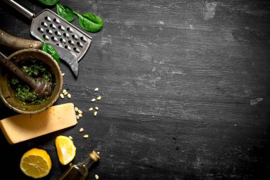 İtalyan pesto için malzemeler.