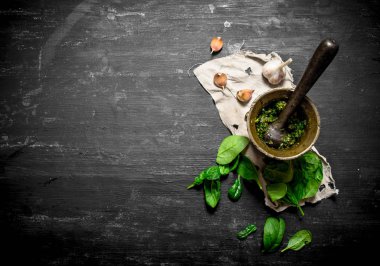 Zeytinyağı ve sarımsak bir harçla pesto.