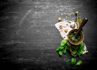 Zeytinyağı ve sarımsak bir harçla pesto.