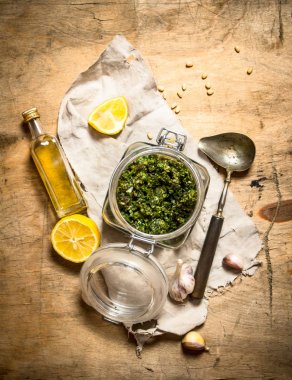 Limon, çam fıstığı ve diğer maddeler ile İtalyan pesto.