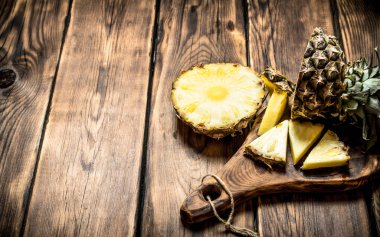Gemide dilimlenmiş ananas.